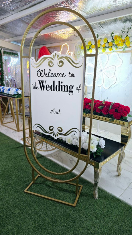 ورودی ( سازه فلزی دوبل و تابلو پلکسی )